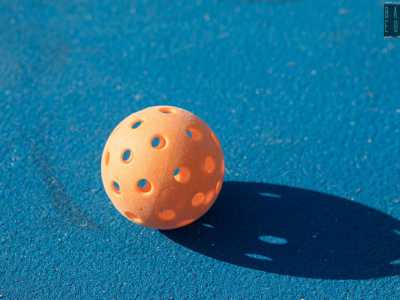Infine la pallina, caratterizzata da 40 fori, � di plastica: come quella del ping-pong. Il rumore prodotto dai colpi ricorda infatti proprio quello emesso durante una sfida di tennistavolo